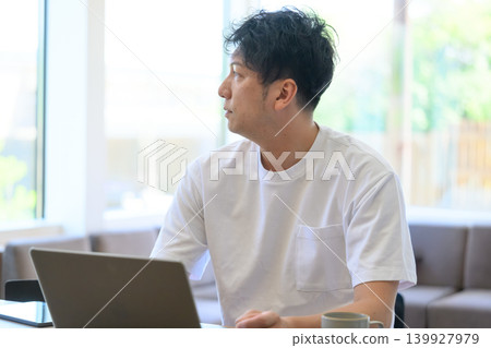 一名男子前往一台筆記本電腦 139927979
