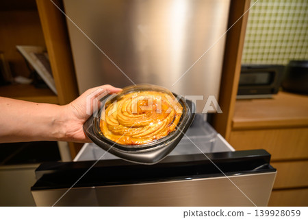Put apple pie in the refrigerator 139928059