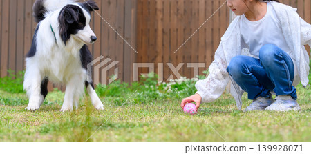 狗狗和孩子們在院子裡玩耍 139928071