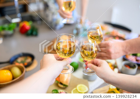人們舉杯祝酒 139928234