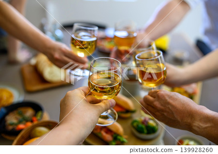 人們舉杯敬酒 139928260