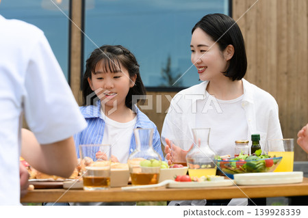 一對母女在戶外用餐 139928339