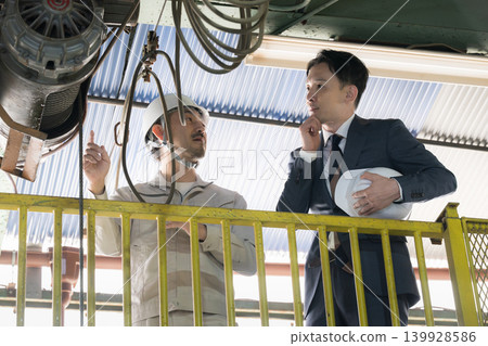現場技術人員負責檢查工廠設備(如起重機),以及維護、維修和銷售人員。 現場技術人員負責檢查工廠設備(如起重機),以及維護、維修和銷售人員。 139928586