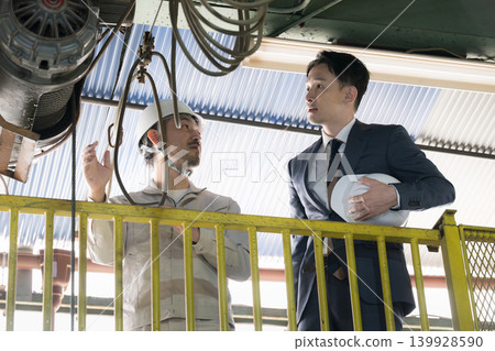 On-site technicians who inspect factory equipment such as cranes, and maintenance, repair, and sales personnel. On-site technicians who inspect factory equipment such as cranes, and maintenance, repair, and sales personnel. 139928590