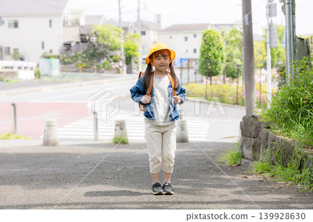 一張小學生背著書包走向學校的全身照,他面帶微笑,看著鏡頭,代表學校通勤的交通安全形象。 一張小學生背著書包走向學校的全身照,他面帶微笑,看著鏡頭,代表學校通勤的交通安全形象。 139928630