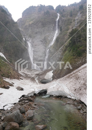 聖名瀑布籠罩在薄霧之中,瀑布上仍殘留著積雪。 聖名瀑布籠罩在薄霧之中,瀑布上仍殘留著積雪。 139928952