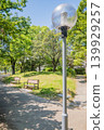 「公園」（五月）[素材] 大阪府一個小公園裡的長椅，周圍環繞著新葉帶來的清新空氣。 139929257