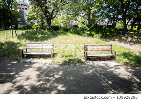 "Park" (May) [Material] A bench in a small park in Osaka Prefecture, surrounded by the fresh air of new leaves. 139929286