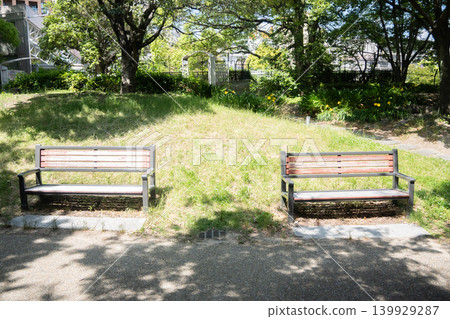 "Park" (May) [Material] A bench in a small park in Osaka Prefecture, surrounded by the fresh air of new leaves. 139929287