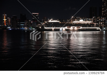 從豐洲遊樂公園看到的東京夜景：一艘大型遊輪停靠在晴海碼頭，東京鐵塔也清晰可見。 139929784