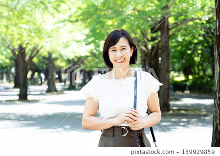 中年女性通勤上班 139929859