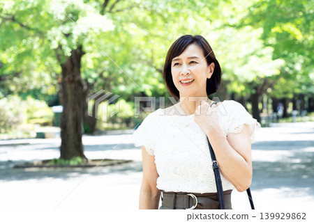 中年女性通勤上班 139929862