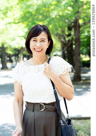 中年女性通勤上班 139929864