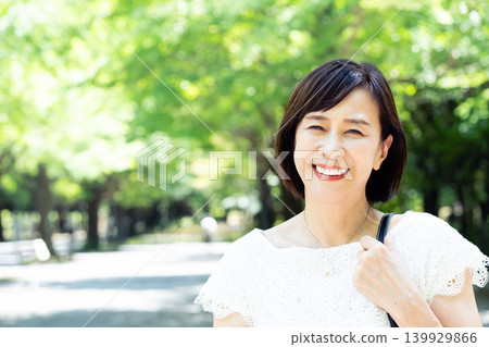 middle-aged women commuting to work middle-aged women commuting to work 139929866