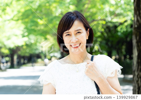 中年女性通勤上班 139929867