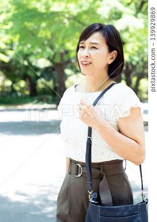 中年女性通勤上班 139929869