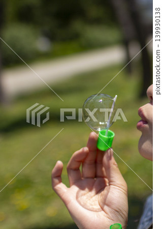 婦女在玩肥皂泡 婦女在玩肥皂泡 139930138