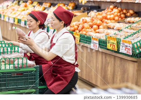 Part women working at supermarket Part women working at supermarket 139930685