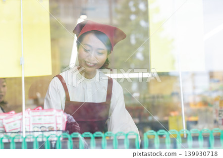 部分婦女在超市工作 139930718