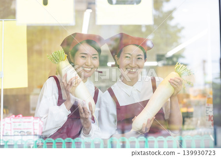 Part women working at supermarket Part women working at supermarket 139930723