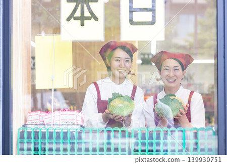 Part women working at supermarket Part women working at supermarket 139930751