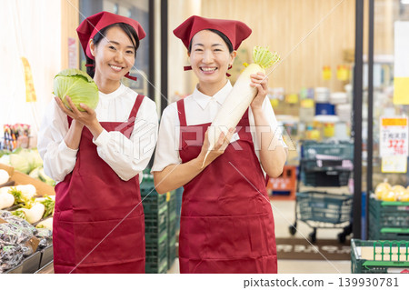 Part women working at supermarket 139930781