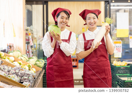 Part women working at supermarket 139930782