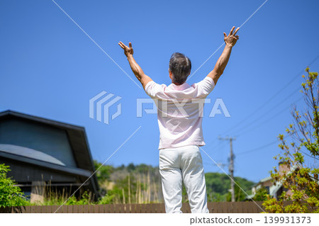 一名男子張開雙臂指向天空。 139931373