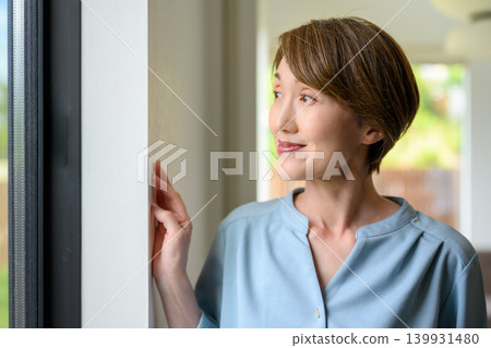 站在窗邊的女人 139931480