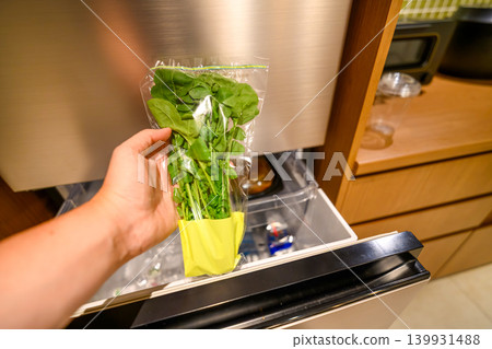 Put vegetables in the refrigerator Put vegetables in the refrigerator 139931488
