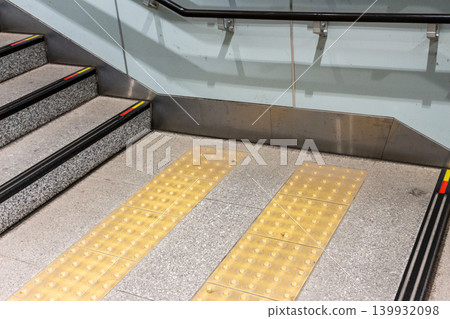 車站樓梯及盲道,樓梯平台無障礙設施 車站樓梯及盲道,樓梯平台無障礙設施 139932098