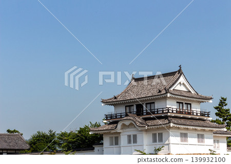 一座日本城堡的塔樓在藍天的背景下格外醒目(傳統城堡建築/背景素材) 一座日本城堡的塔樓在藍天的背景下格外醒目(傳統城堡建築/背景素材) 139932100