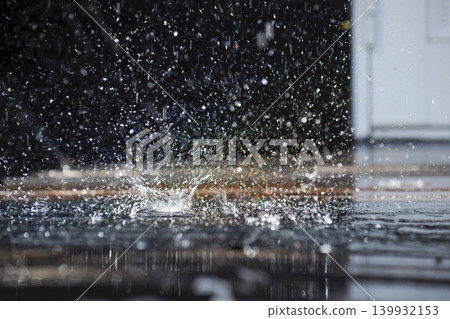 雨天,雨滴落在汽車擋風玻璃上。 雨天,雨滴落在汽車擋風玻璃上。 139932153