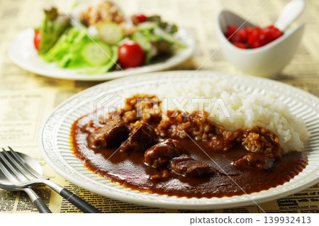 牛肉咖哩配迷你沙拉(鮪魚沙拉) 牛肉咖哩配迷你沙拉(鮪魚沙拉) 139932413