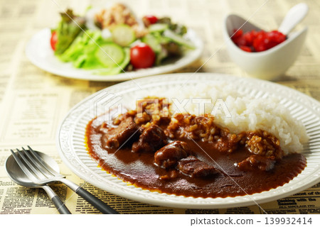 牛肉咖哩配迷你沙拉(鮪魚沙拉) 牛肉咖哩配迷你沙拉(鮪魚沙拉) 139932414