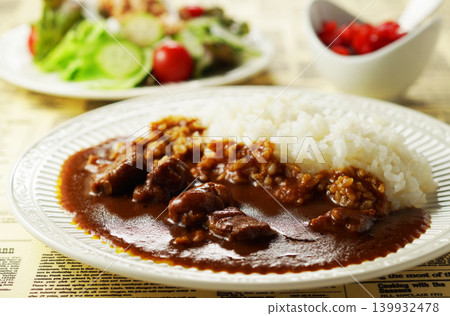 牛肉咖哩配迷你沙拉(鮪魚沙拉) 牛肉咖哩配迷你沙拉(鮪魚沙拉) 139932478