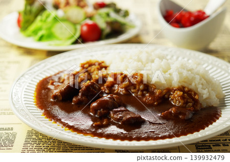 牛肉咖哩配迷你沙拉(鮪魚沙拉) 牛肉咖哩配迷你沙拉(鮪魚沙拉) 139932479