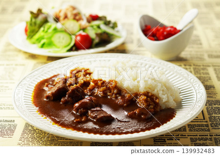 牛肉咖哩配迷你沙拉（鮪魚沙拉） 139932483