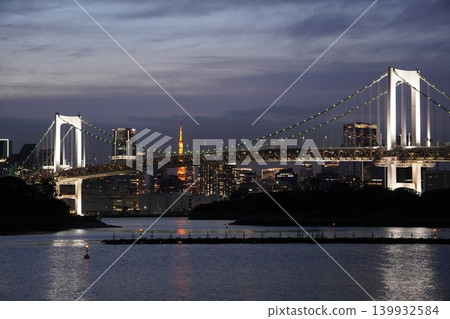 黃昏時分，從台場海濱公園眺望彩虹橋和東京鐵塔的夜景。 139932584