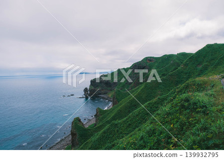 【積丹半島】神威岬的景色,讓您享受北海道壯麗的自然風光。 【積丹半島】神威岬的景色,讓您享受北海道壯麗的自然風光。 139932795