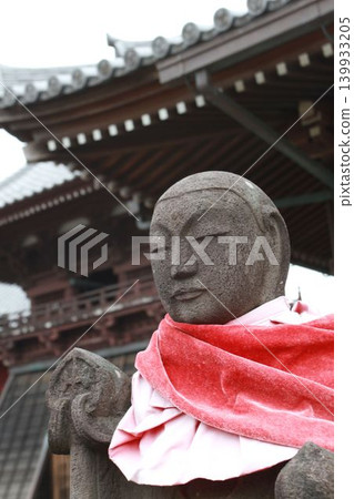 Jizo Bodhisattva statue and temple gate at Tokuganji Temple in Ichikawa City, Chiba Prefecture Jizo Bodhisattva statue and temple gate at Tokuganji Temple in Ichikawa City, Chiba Prefecture 139933205