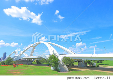 橫跨愛知縣豐田市矢作川的豐田大橋 橫跨愛知縣豐田市矢作川的豐田大橋 139933211