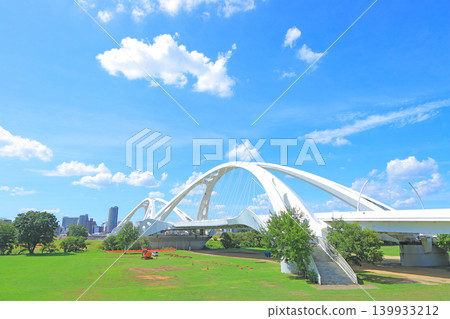 橫跨愛知縣豐田市矢作川的豐田大橋 橫跨愛知縣豐田市矢作川的豐田大橋 139933212