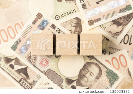 一張10000日元鈔票和一個空白方塊 一張10000日元鈔票和一個空白方塊 139933581