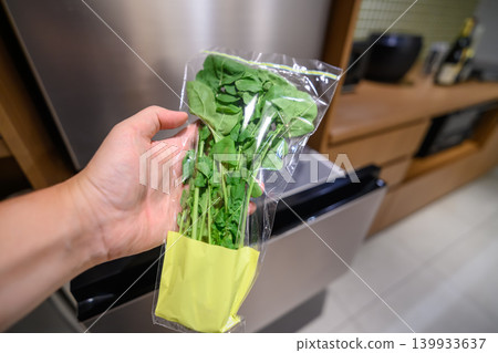 Put vegetables in the refrigerator Put vegetables in the refrigerator 139933637