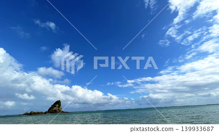 沖繩蔚藍的海天之間漂浮著朵朵白雲：加代海灘，山原。 139933687