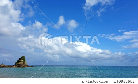 沖繩蔚藍的海天之間漂浮著朵朵白雲：加代海灘，山原。 139933692