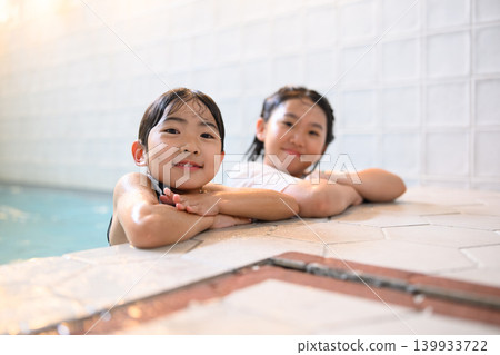 兩個孩子在水邊微笑 兩個孩子在水邊微笑 139933722