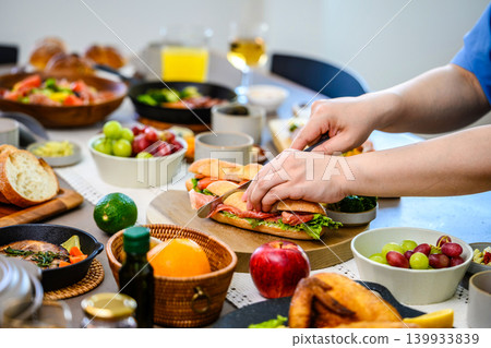 Table setting and cooking Table setting and cooking 139933839