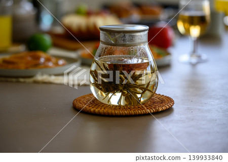 Flower tea that opens in a glass pot 139933840